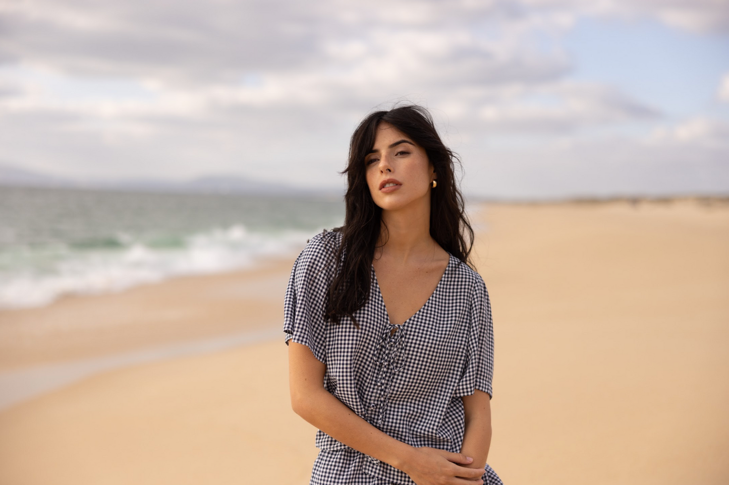 BECCA SHORT SLEEVE BLOUSE IN NAVY GINGHAM
