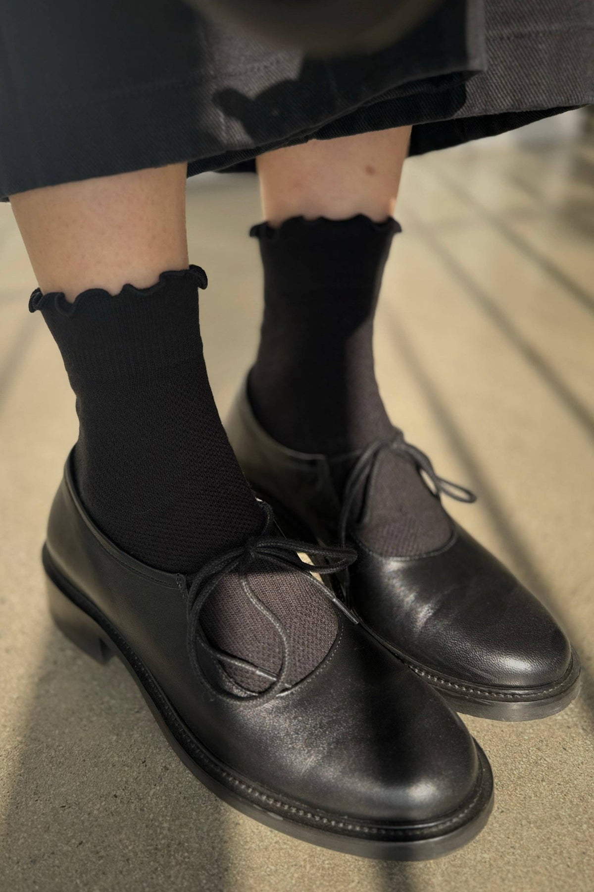 Ruffled Hugger Crew Socks in VANILLA / RED