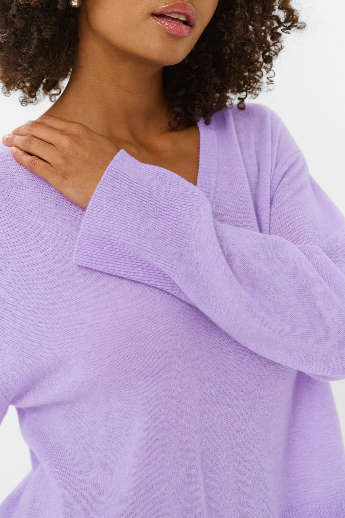 BETHINIA V NECK PULLOVER