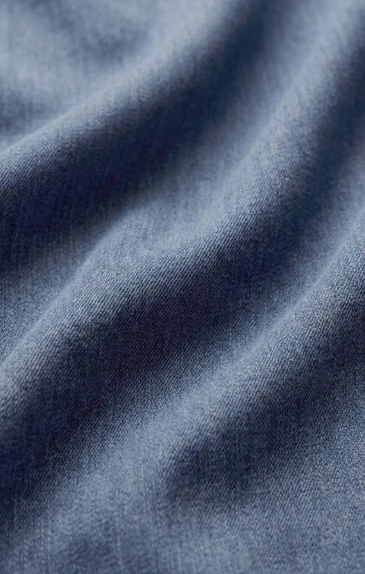THE PERFECT TWILL BUTTON UP IN CLASSIC INDIGO