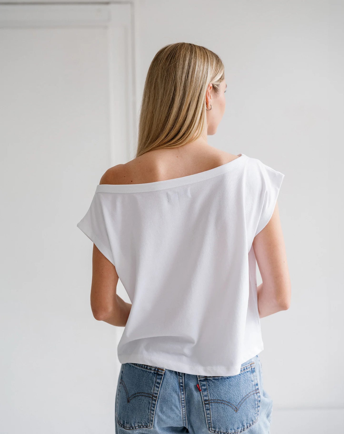 OFF THE SHOULDER TEE