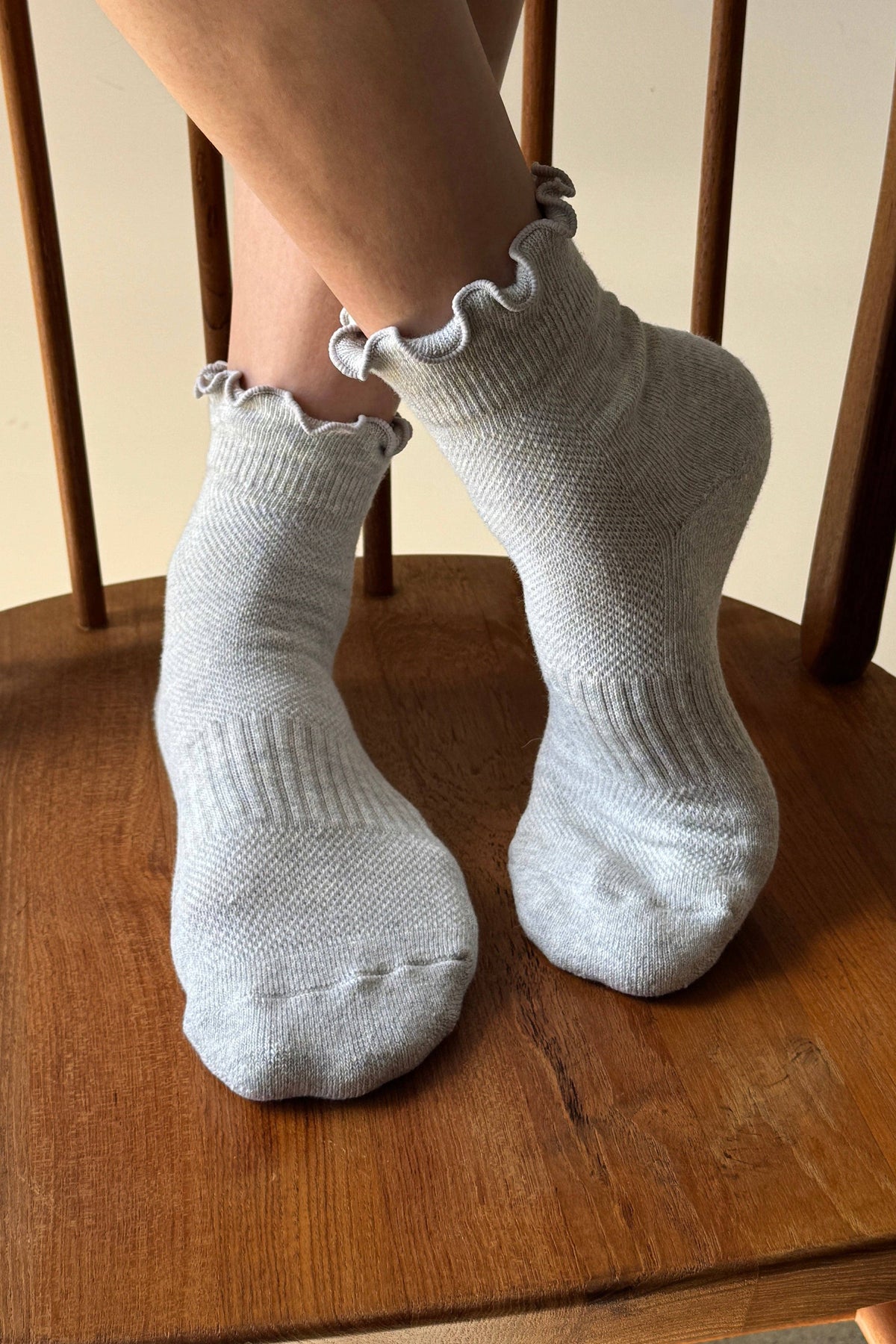 Ruffled Hugger Crew Socks in GREY / RED
