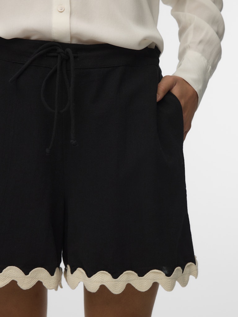 JENNA SHORTS IN BLACK