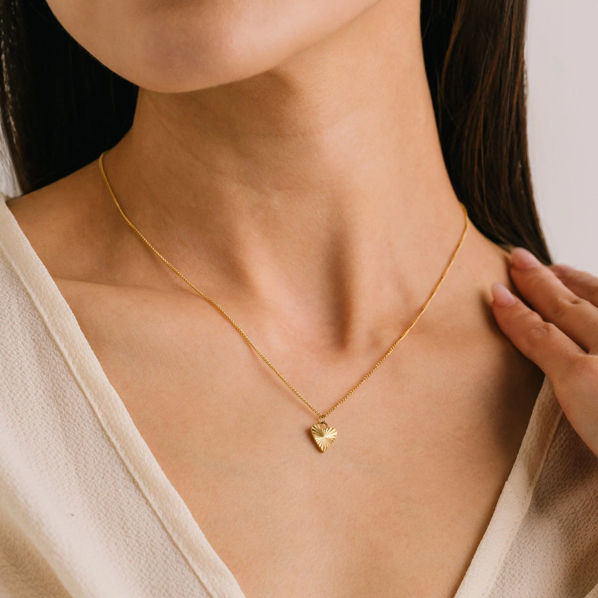 FLUTED HEART NECKLACE