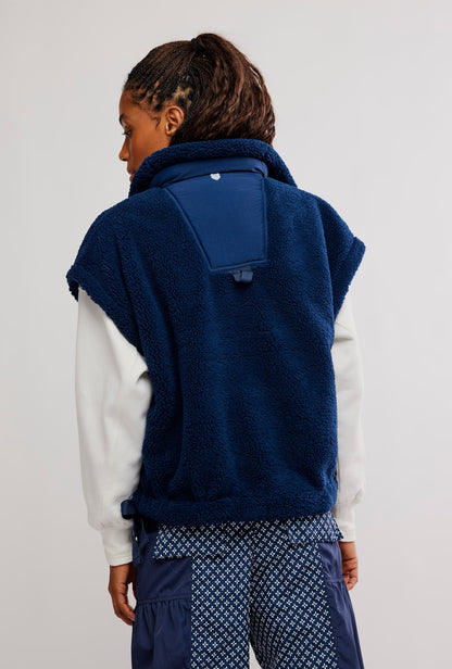 SCOUT IT OUT - Fleece Vest